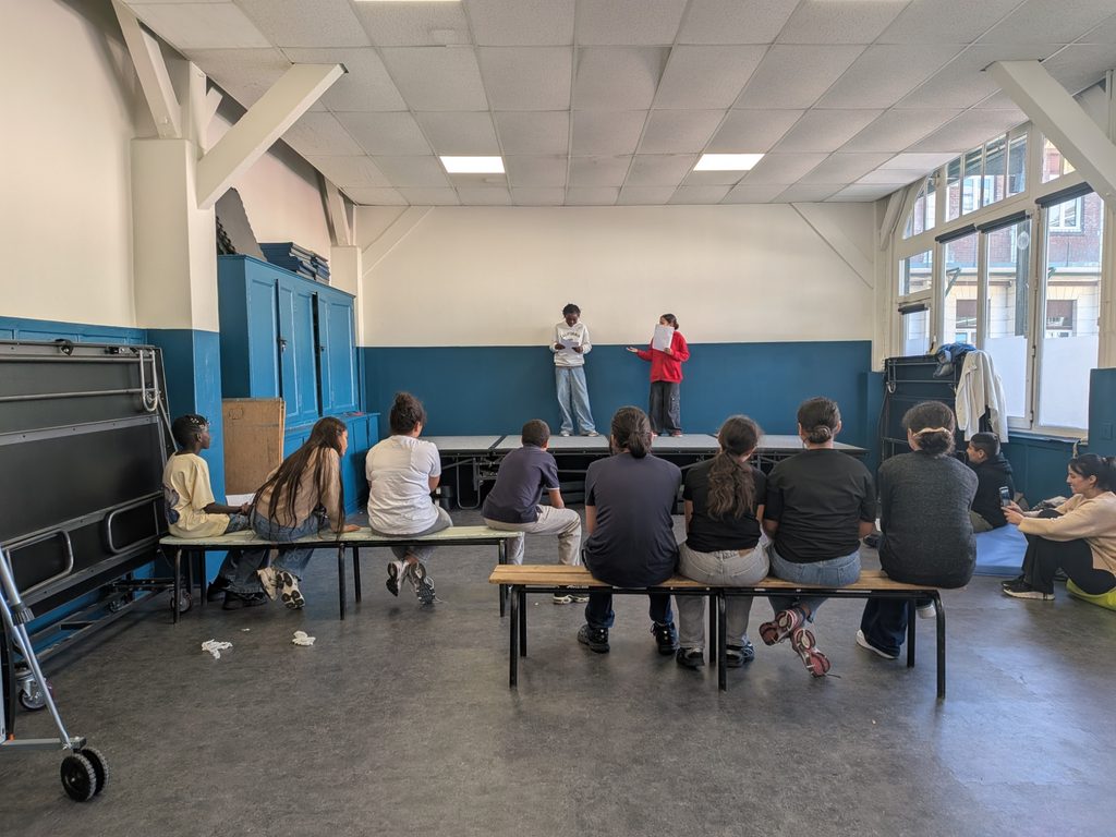 Découvrez l’atelier théâtre du collège Saint-Vincent-de-Paul : jeux théâtraux, travail de la voix et projet de scène pour les élèves de la 6e à la 3e.