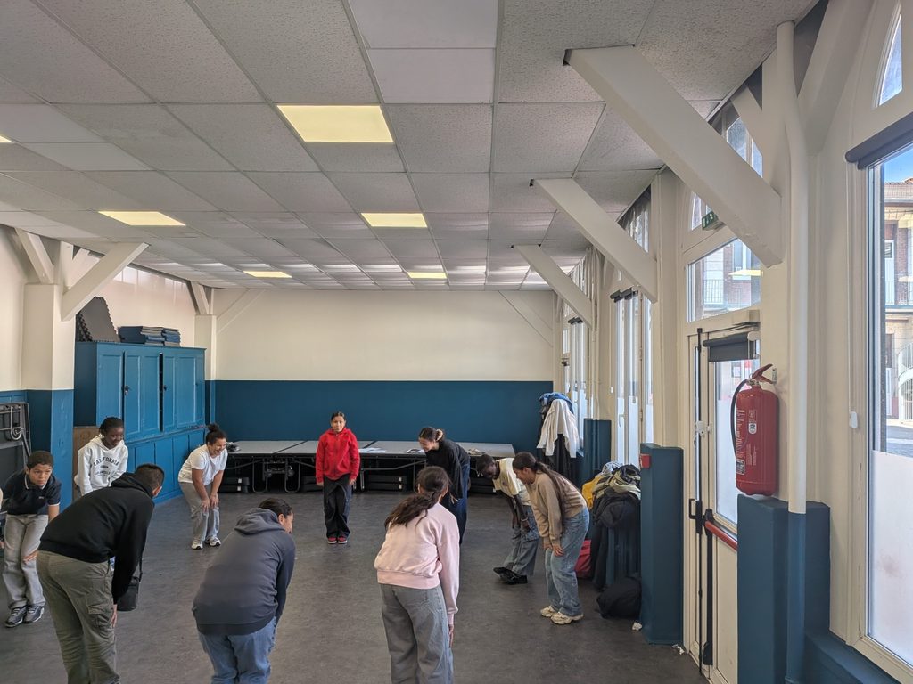 Découvrez l’atelier théâtre du collège Saint-Vincent-de-Paul : jeux théâtraux, travail de la voix et projet de scène pour les élèves de la 6e à la 3e.